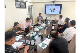 分享跨域AI專題課程設計,包含分組策略、專題提案、助教輔導及評量機制,強調AI輔助跨域合作與專案管理。