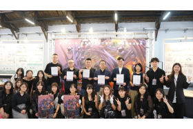 結合景觀學程114級設計畢展於松菸開展,參與師生於主視覺前合影紀念