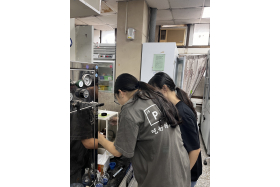 同學按照步驟將所需反應物的量利用天秤精準秤量，並且學習如何使用天秤上的不同功能。