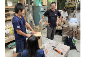 學生於課程中親手製作鳥蝠巢箱,學習動物棲地改善技術。