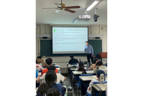 捷克南波西米亞大學 Dr. Radim Kunes 於課堂分享智慧畜牧業與永續畜產的研究趨勢。