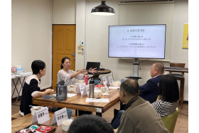 鄭菲菲老師(左二)與其他計劃老師討論後續活動的規劃,會議中不僅是分享,更多的是與其他教師進 行交流,達到跨領域的合作。