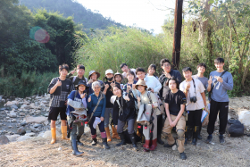 同學進行實地參訪與生態環境評估方法實作。