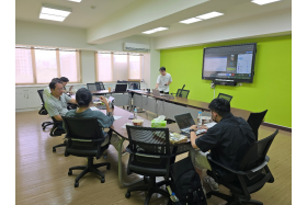 114.09.17教師社群討論，出席者有侯嘉星老師、解昆樺老師、洪鈞元老師、陳聖智老師（線上）、吳育龍老師、遲恆昌老師（線上）