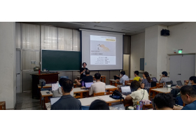 紀老師於生物物理中學教師營對中學教師介紹生物物理的基本概念