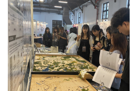 學生認真為每位參觀者介紹專題設計主題與構思