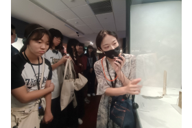 鐘雅薰助理研究員介紹新石器的鉞