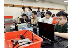 程式編碼以驅動及讀寫數據或指令 。