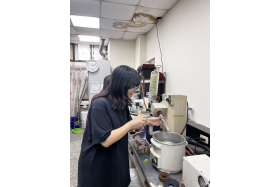 同學運用上課習得的方法實際操作減壓濃縮機，並且成功利用減壓濃縮機將樣品去除溶劑。