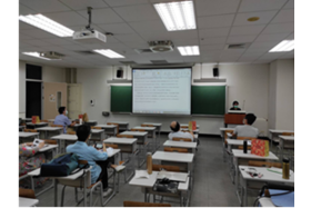 師生在臺中教育大學報告越南永續觀光發展