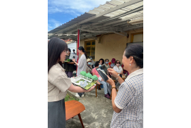 學生提具改造方案吸引地方居民肯定並用手機拍照留念