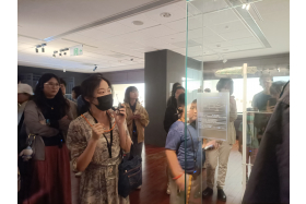 鐘雅薰助理研究員介紹復原青銅兵器