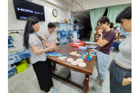 教師社群成員共同實作學習製作環氧樹脂杯墊